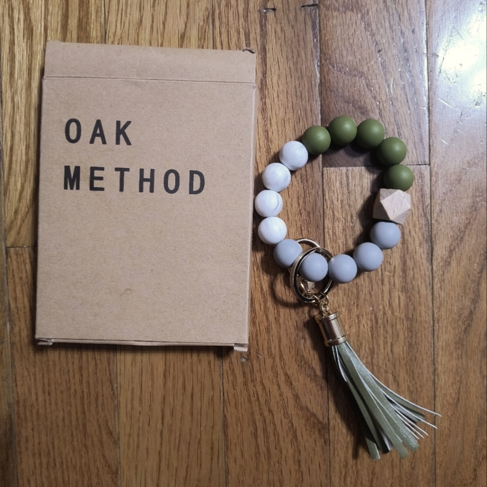 3/$10⭐ Oak Method keychain wristlet, green